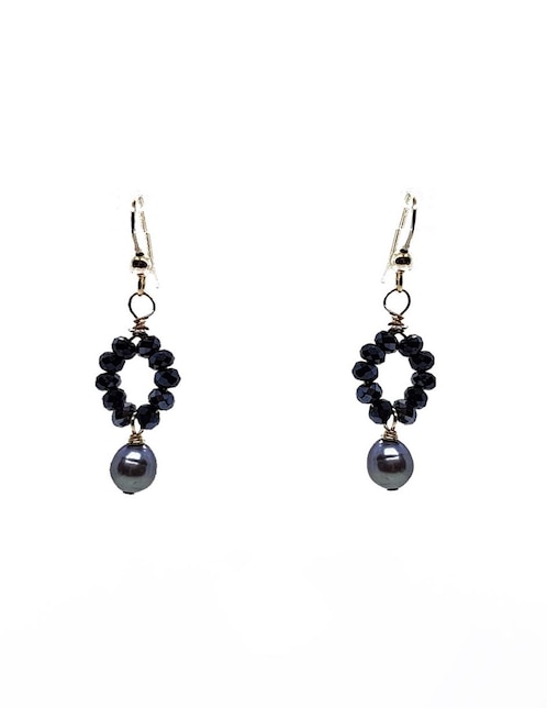 Aretes María Karina con acabado brillante perla