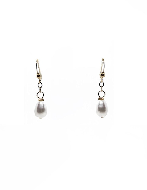 Aretes María Karina con acabado brillante perla