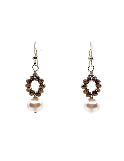 Aretes María Karina con acabado brillante perla