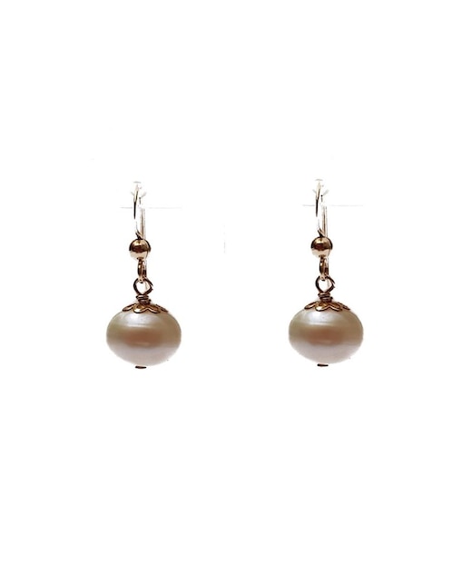 Aretes María Karina con acabado brillante perla