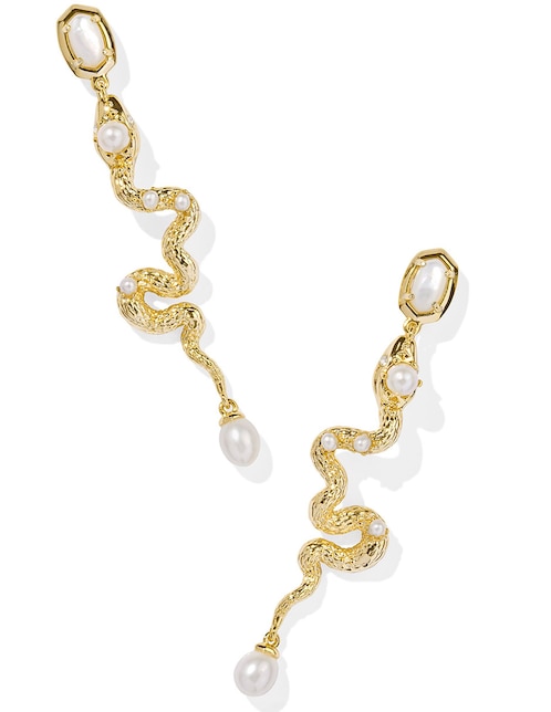 Aretes largos de serpiente con acabado baño de oro 14 K concha nácar 1