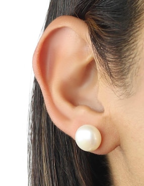 Aretes Anthony Vincent con acabado brillante perla