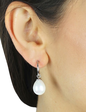 Aretes Anthony Vincent con acabado brillante perla