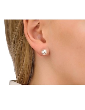 Aretes Majorica con acabado lustre perla