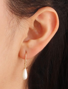 Aretes Carré con acabado brillante perla