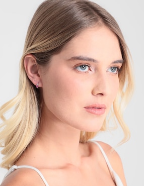 Aretes de corazón Amor de plata con acabado baño rodio zirconia