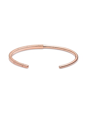 Brazalete Pandora Signature con acabado pulido