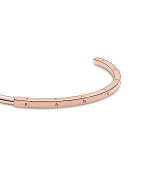 Brazalete Pandora Signature con acabado pulido