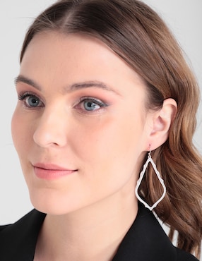 Aretes Kendra Scott con acabado brillante