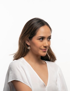Aretes de corazón Luckyly con acabado brillante perla