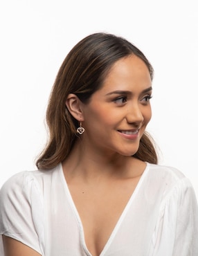 Aretes de corazón Luckyly con acabado brillante perla
