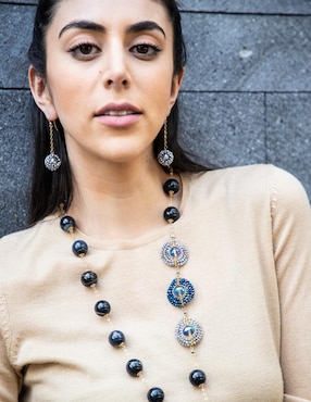 Aretes María Karina con acabado brillante perla
