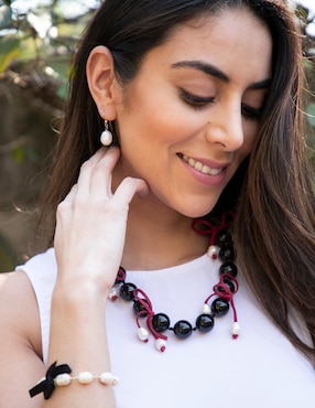 Aretes María Karina con acabado brillante perla