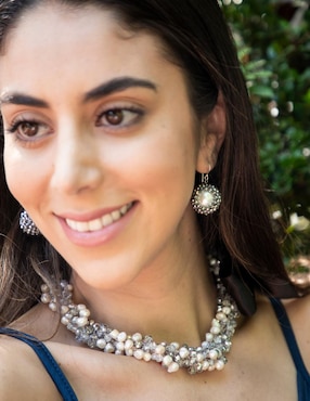Aretes María Karina con acabado brillante cristal
