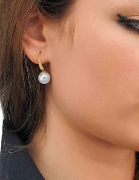 Aretes redondos España Majorica Lira con acabado baño de oro perla