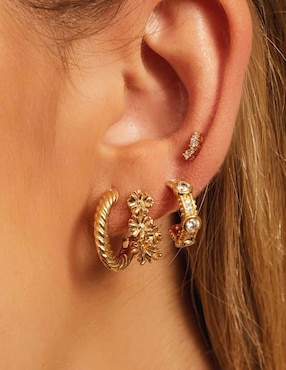 Aretes Apodemia Guadaloupe con acabado baño de oro circonita