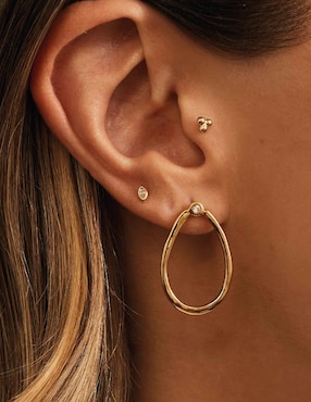 Aretes Apodemia Classic con acabado baño de oro circonita
