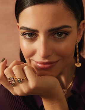 Anillo con gema ovalado Apodemia Nefertiti circonita con acabado baño de oro