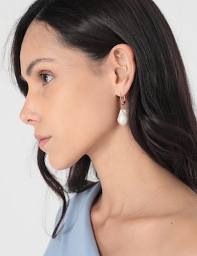 Aretes Anthony Vincent con acabado baño de oro perla