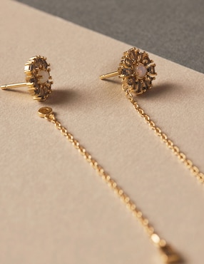 Aretes de flor Apodemia Moon con acabado baño de oro circonita