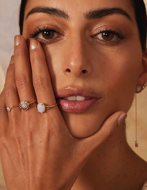 Anillo con gema Apodemia Moon circonita con acabado baño de oro