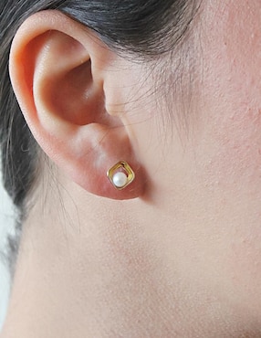 Aretes Sofia Blum de plata P 925 con acabado brillante perla