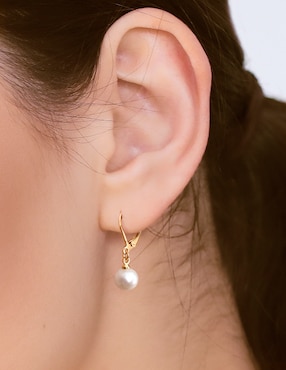 Aretes redondos Emanuel Ungaro Estacional con acabado brillante perla