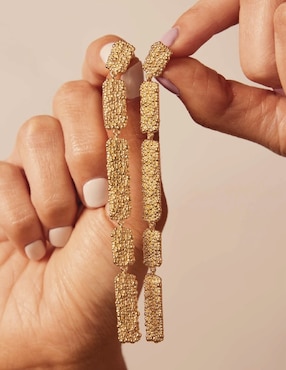 Aretes Apodemia Sand Dust con acabado baño de oro