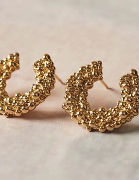 Aretes de aro redondos Apodemia Sand Dust con acabado baño de oro