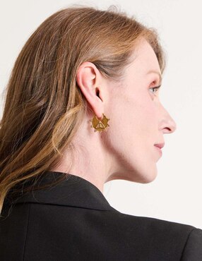 Aretes Apodemia Brumata con acabado baño de oro circonita