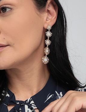 Aretes de flor Apodemia Moon con acabado baño de oro circonita