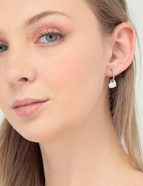 Aretes de corazón Tommy Hilfiger Love con acabado pavé cristal