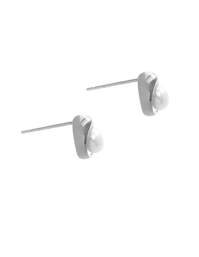 Aretes triangulares Sofia Blum de plata P 925 con acabado baño rodio perla
