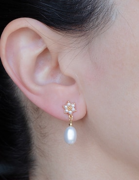 Aretes de flor Emanuel Ungaro con acabado brillante perla