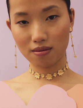 Aretes de flor Chica Apodemia Zinia con acabado baño de oro