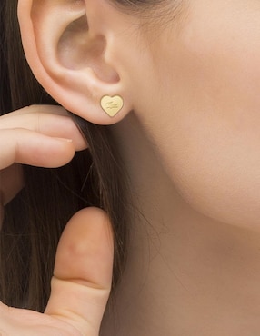 Aretes de corazón Lacoste con acabado brillante