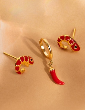 Arete corto de chile Singularu Red Hot de plata 18 k con acabado baño de oro