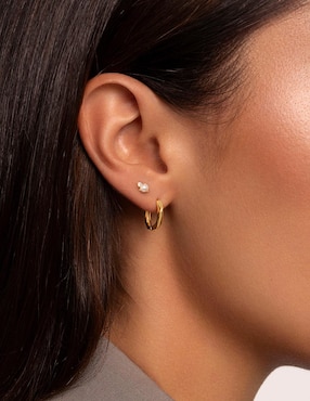 Aretes huggies Singularu de plata con acabado Baño de oro 18 K Perla