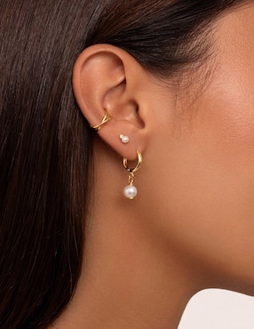 Aretes huggies Singularu de plata con acabado Baño de oro 18 K Perla