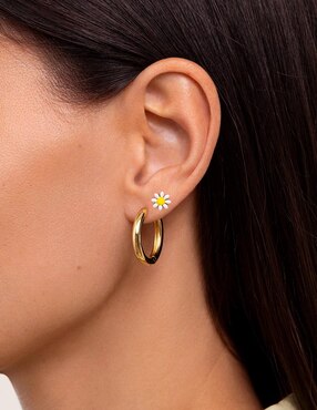 Arete corto de flor Singularu Bloom con acabado baño de oro18 K