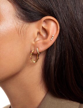 Aretes cortos de media luna Singularu Estellar de plata 18 k con acabado baño de oro circonita