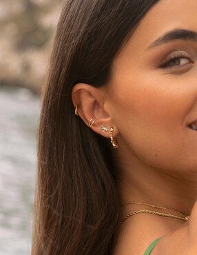 Aretes cortos de media luna Singularu Estellar de plata 18 k con acabado baño de oro circonita