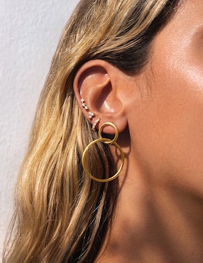 Aretes largos Singularu Sister con acabado baño de oro 18 K