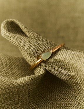Anillo con gema de gota Apodemia Firefly jade con acabado baño de oro
