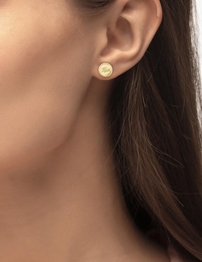 Aretes circulares Cocodrilo Lacoste Memento con acabado brillante