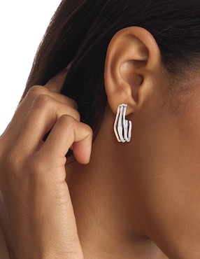 Aretes de aro ciruculares Calvin Klein con acabado brillante