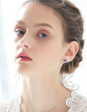 Aretes de corazón Mayfer Joyería con acabado baño rodio cristal