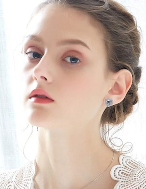 Aretes de corazón Mayfer Joyería con acabado baño rodio cristal