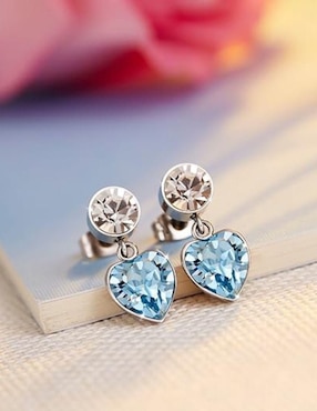 Aretes de corazón Mayfer Joyería con acabado baño rodio cristal