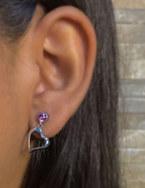 Aretes de corazón Mayfer Joyería con acabado baño rodio cristal